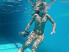 Flawless body hottie swims in a bikini and strips